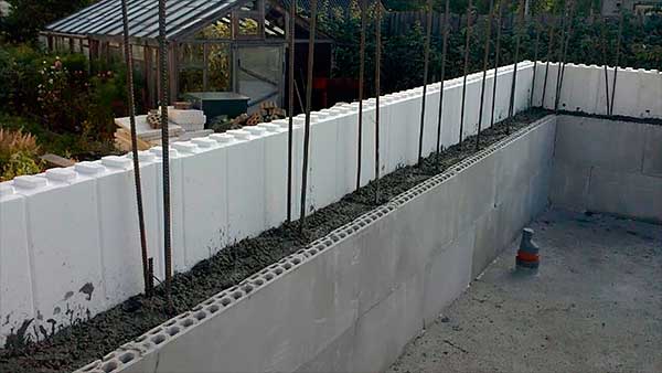 бетонирвание стен с несъемной опалубкой Штробер