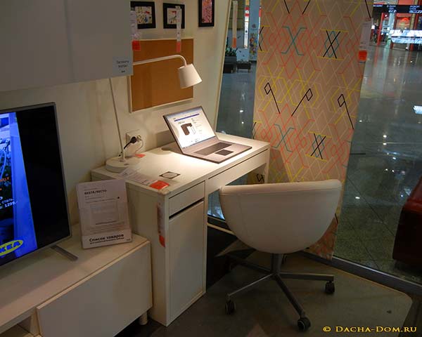 письменный стол в гостиной Икеа