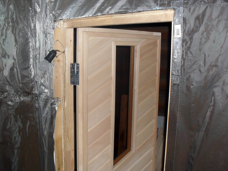 Дверь в баню своими руками: самостоятельная установка и возможные проблемы при монтаже