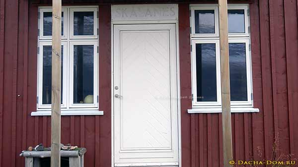 белая дверь на входе в дом